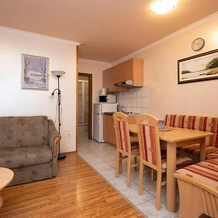 Apartment By The Sea - 20172
