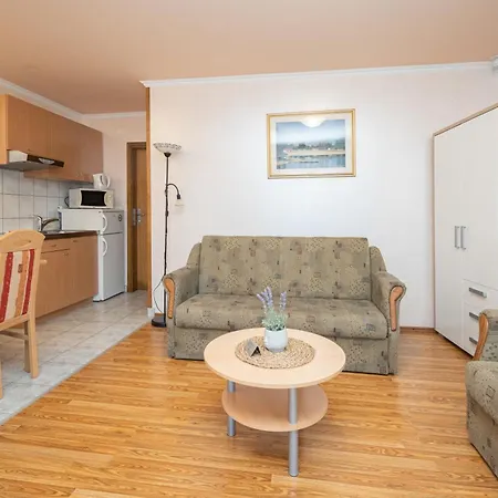 Apartment By The Sea - 20172 Vir